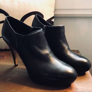 VINCE CAMUTO “Elvin” leather booties in black, W8